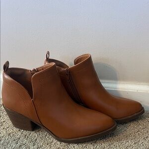 NWOT-Women's Tan Ankle Boots
